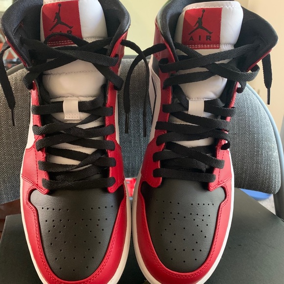 Jordan 1 Mid black Toes - Picture 2 of 6